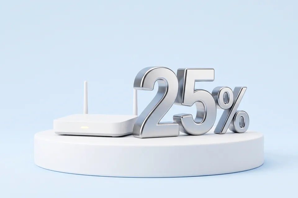 Белый роутер рядом с большими хромированными цифрами 25% на белом подиуме